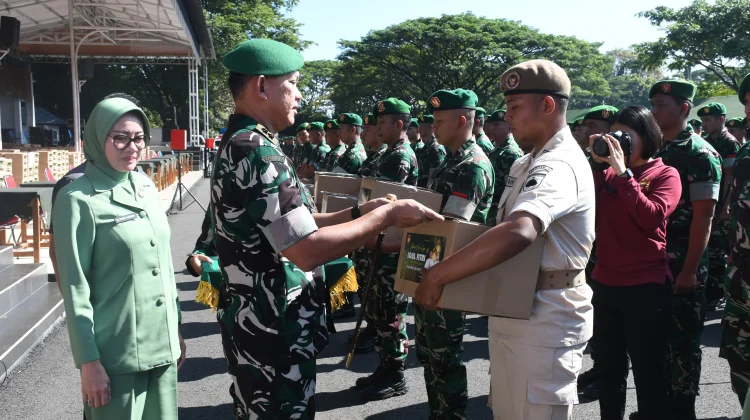 Jelang Lebaran, Pangdam Diponegoro Bagikan THR untuk Prajurit dan PNS