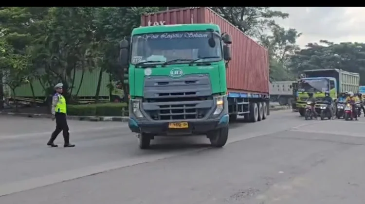Satlantas Polrestabes Semarang Laksanakan Penyekatan Truk Bersumbu Tiga