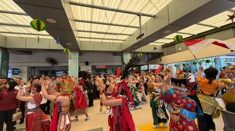 KAI Wisata Lepas Pemudik dengan Cara unik di Stasiun Pasar Senen