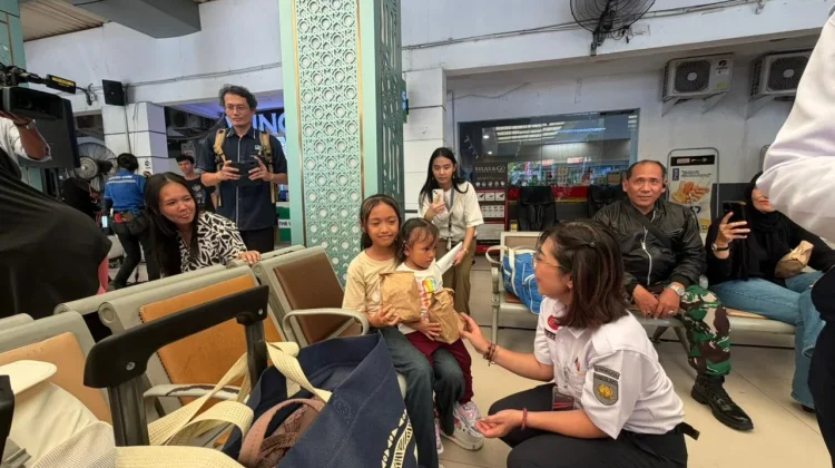 KAI Wisata Lepas Pemudik dengan Cara unik di Stasiun Pasar Senen