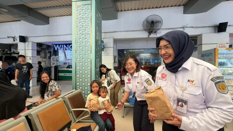 KAI Wisata Lepas Pemudik dengan Cara unik di Stasiun Pasar Senen
