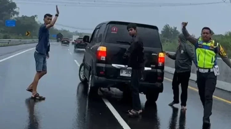 Kasatlantas Polres Semarang Evakuasi Mobil Mogok di Tol