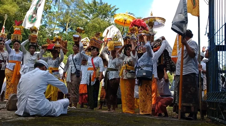 Tidak Ada Laut, Umat Hindu di Magelang Melaksanakan Melasti di Sumber Air Tuk Mas