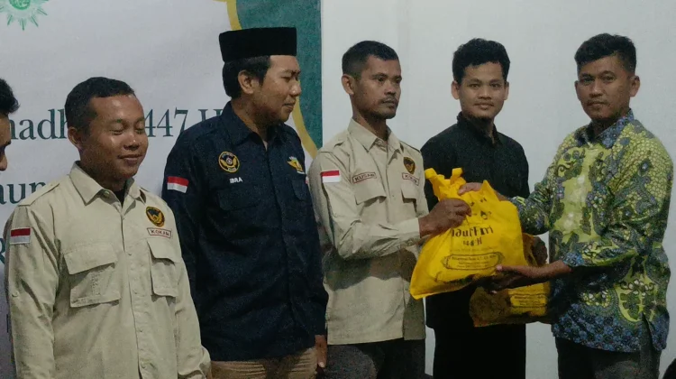 Wujudkan Kepedulian, Pimpinan Ranting Muhammadiyah Bagikan Bingkisan Lebaran
