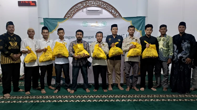 Peduli Sesama, Kokam Batang Bagikan Bingkisan Lebaran