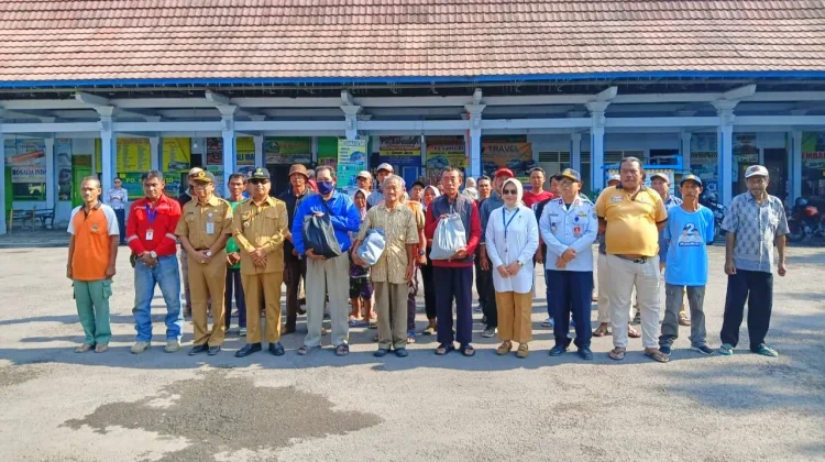 Bupati Harno Serahkan Bingkisan Lebaran untuk Awak Angkutan Umum dan Juru Parkir