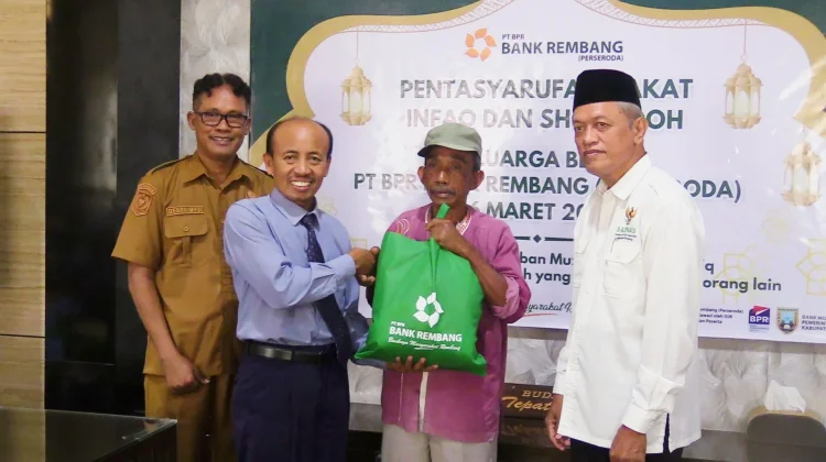 Jelang Lebaran, 130 Warga Rembang Terima Paket Sembako dari Bank Rembang
