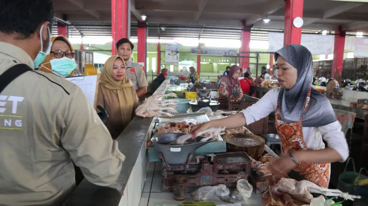 Pantauan Dispertan Pati, Stok Daging Pasar Aman Konsumsi