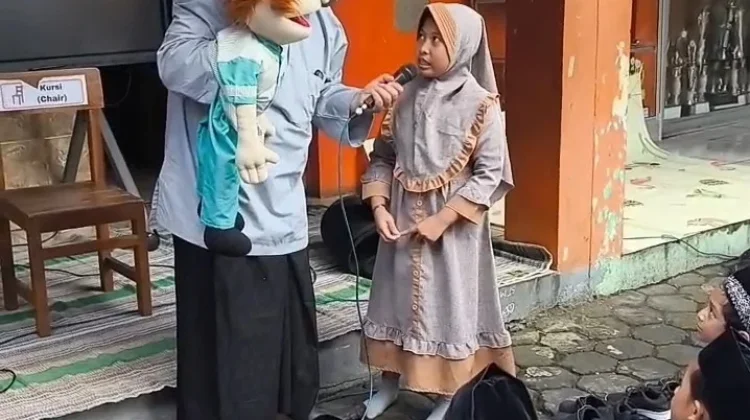 Ustaz Samsul dengan Bonekanya Ceramah di Pesantren Ramadan SDN 2 Kutoharjo
