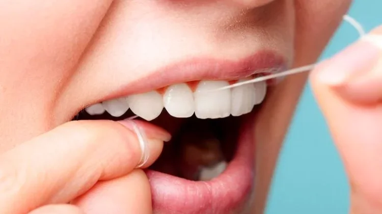 Dental Floss, Bersihkan Gigi dengan Optimal