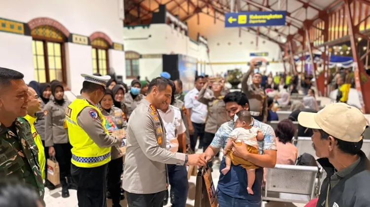 Sidak Posyan Stasiun Tawang, Kapolrestabes Semarang Pastikan Mudik Aman