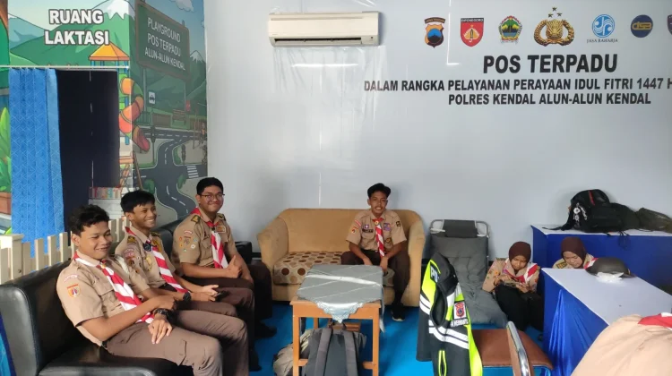 Pramuka Kendal Ikut Tugas di Pos Terpadu Lebaran
