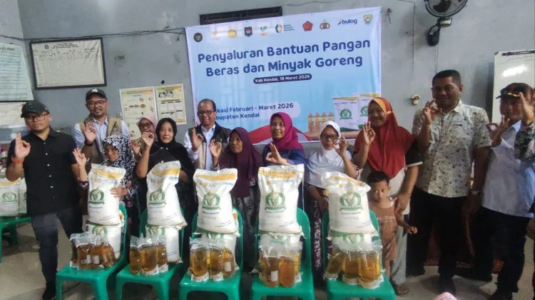 Bulog Salurkan Bantuan Beras dan Minyak Goreng ke Ratusan Warga Kendal