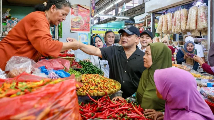 Blusukan Pasar, Gubernur Jateng Dapati Harga Cabai Berangsur Turun Jelang Lebaran