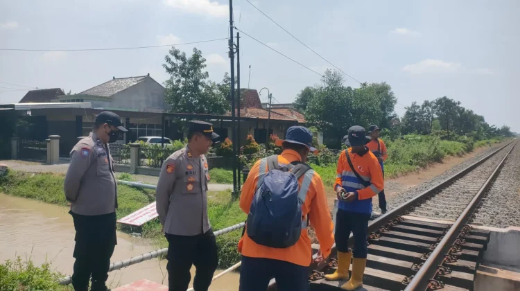 Jelang Mudik, Polisi dan KAI Periksa Jalur Rel di Karangawen