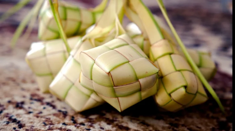 Mengapa Ketupat Dibungkus Janur? Ini Alasannya