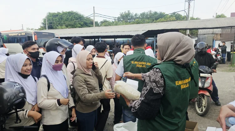 Anggota DPR Marwan Jafar Bagikan Sembako di Pati Jelang Lebaran