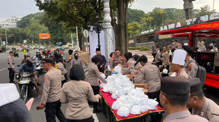 Polrestabes Semarang Bagikan 600 Takjil, Dimasak Langsung di Lokasi