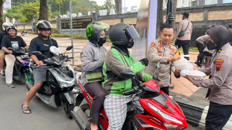 Polrestabes Semarang Bagikan 600 Takjil, Dimasak Langsung di Lokasi
