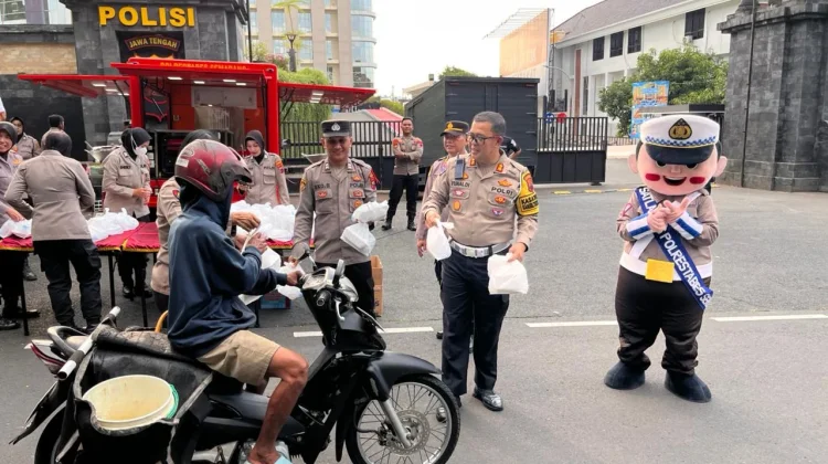 Polrestabes Semarang Bagikan 600 Takjil, Dimasak Langsung di Lokasi