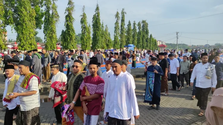 Ribuan Jemaah Muhammadiyah Salat Idulfitri di Stadion Utama Kendal