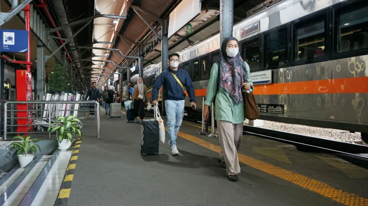 H-1 Idulfitri, Puluhan Ribu Penumpang Padati Stasiun Daop 4 Semarang