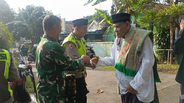 Bertugas Sekaligus Ibadah, Babinsa di Batang Ikut Salat Id Bersama Warga