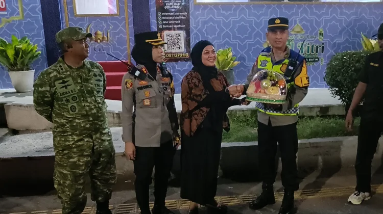 Serahkan Bingkisan Lebaran, Kapolres Batang Motivasi Petugas Jaga Posko Mudik