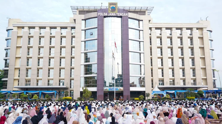 Ribuan Orang Ikuti Salat Idulfitri di Polda Jateng