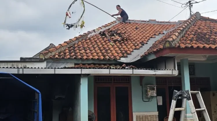 Tertimpa Ledakan Petasan Balon Udara, Atap Rumah Warga Tembalang Rusak