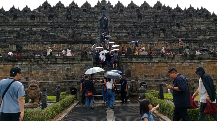 Selama Masa Libur Lebaran, Jam  Kunjungan  Candi Borobudur Maju Satu Jam Lebih Awal