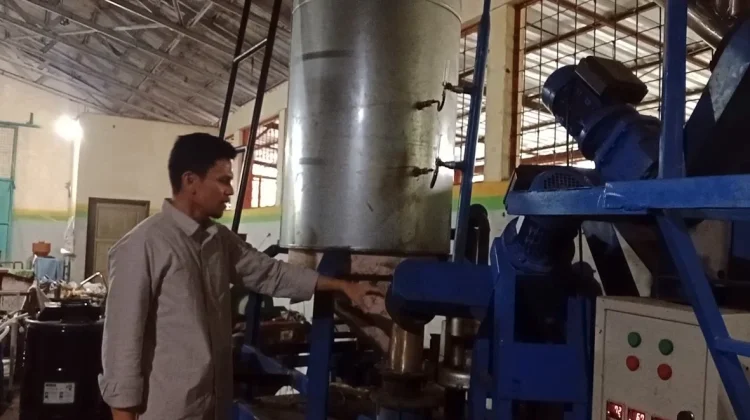 Dosen Untidar Magelang Kembangkan Tekonologi Pengolah Daun Jadi Sumber Energi