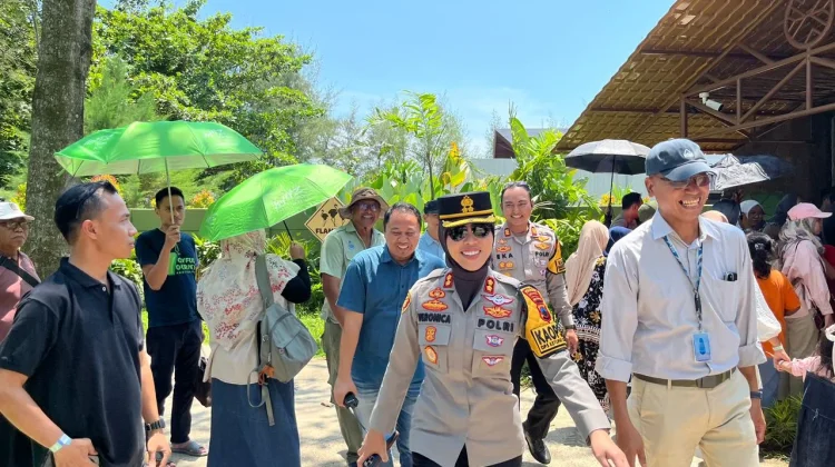 Padat Pengunjung Selama Libur Lebaran, Polres Batang Amankan Pantai Sigandu