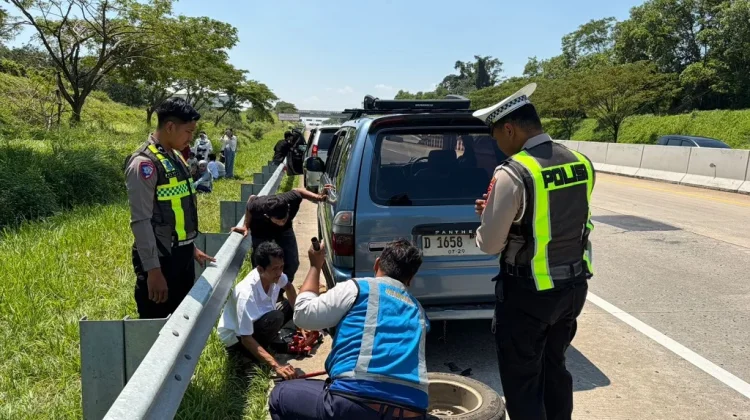 Sigap, Polisi Bantu Pemudik Ganti Ban Pecah di Tol Batang-Semarang