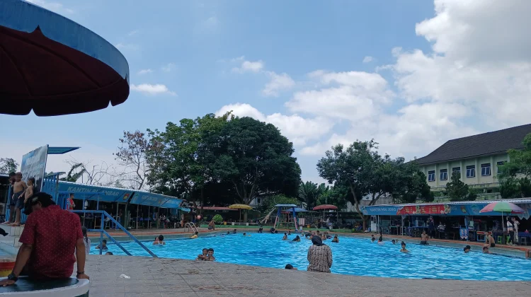 Ratusan Orang Kunjungi Kolam Renang Diponegoro saat Libur Lebaran