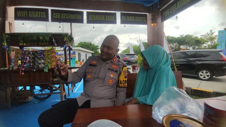 Mudik, Seorang Ibu Tertinggal dari Keluarga di Rest Area Wungurejo Kendal
