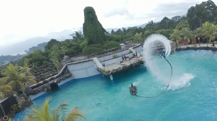 Kunjungan Naik 5 Persen, Flyboard Show Jadi Magnet Baru Dusun Semilir saat Lebaran