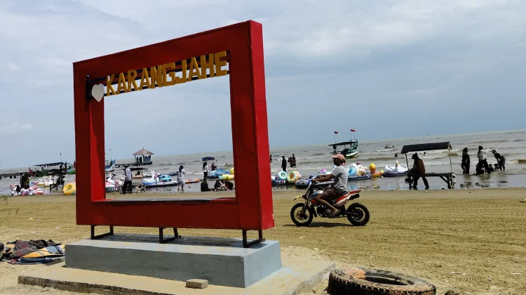 Tarif Tiket Naik, Pantai Karangjahe Rembang Tetap Jadi Idola Wisatawan