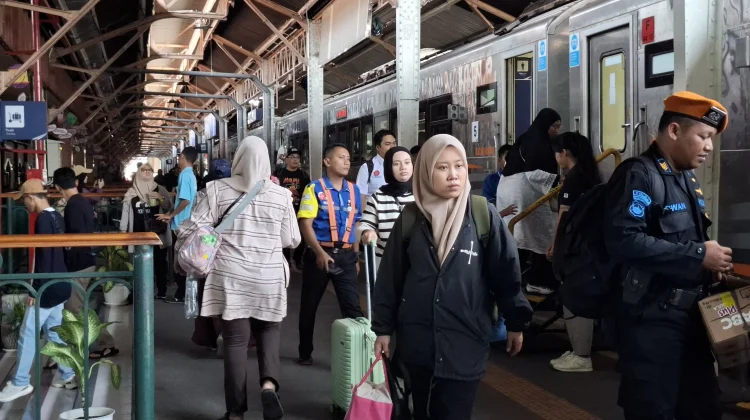 Hari Pertama Kerja, Stasiun di Daop 4 Semarang Masih Dipadati Penumpang
