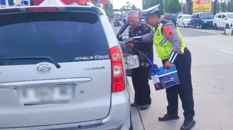 Polisi Bantu Pemudik Kehabisan BBM di Gandulan Pemalang