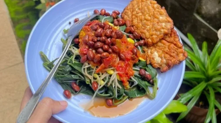 Resep Plecing Kangkung dengan Tempe Goreng yang Menggoda