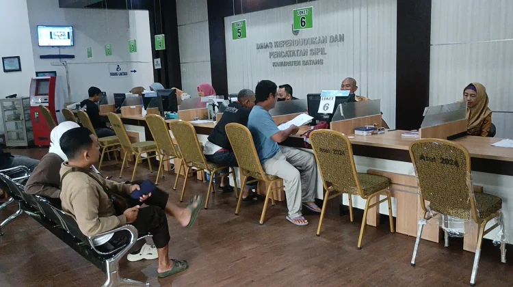Pascalebaran, Ratusan Pemohon Padati Layanan Kependudukan Disdukcapil Batang