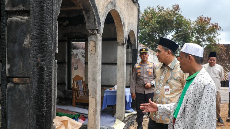 Masjid Bersejarah Ludes Terbakar, Gus Yasin Salurkan Bantuan Rp80 Juta