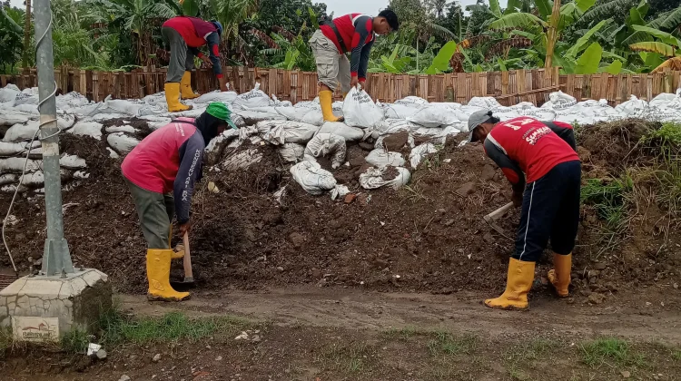 Antisipasi Banjir Susulan, Pemkot Semarang Perkuat Tanggul Kali Babon