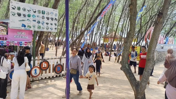 Libur Lebaran, Pantai Wates Rembang Diserbu 2.200 Wisatawan