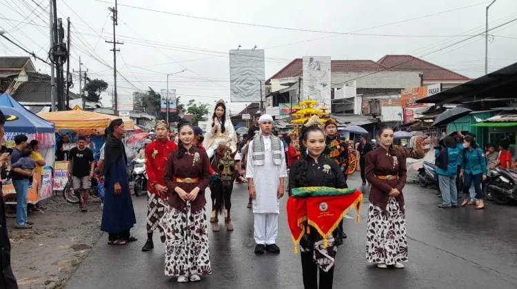 Arak-arakan Sosok Nyai Dapu Ramaikan Tradisi Syawalan Kirab Merti Desa Boja
