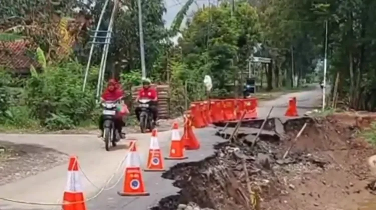Warga Waswas, Jalan Ambles Pantianom - Kalijambe Tak Kunjung Diperbaiki