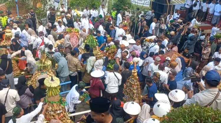 Tradisi Sewu Kupat Hadirkan 18 Gunungan Dari 18 Desa