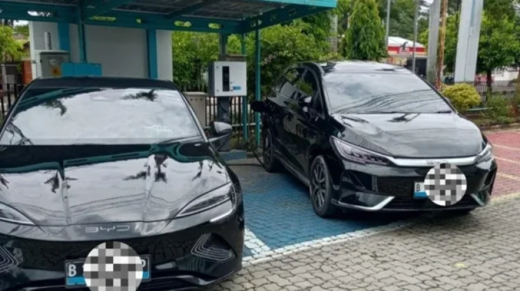 Minat Terhadap Mobil Listrik Meningkat, SPKLU PLN Rembang Ramai Pengguna