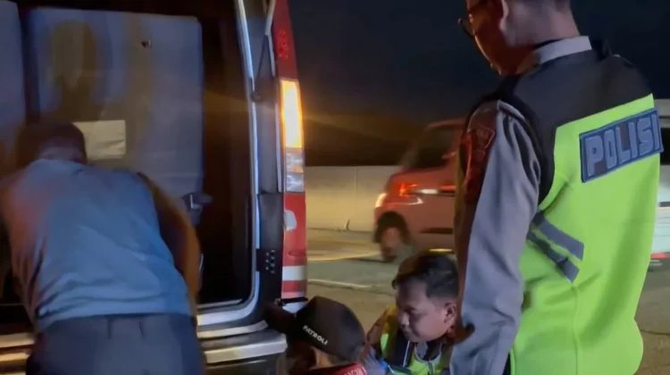 Polisi Bantu Pemudik, Mobil Alami Pecah Ban